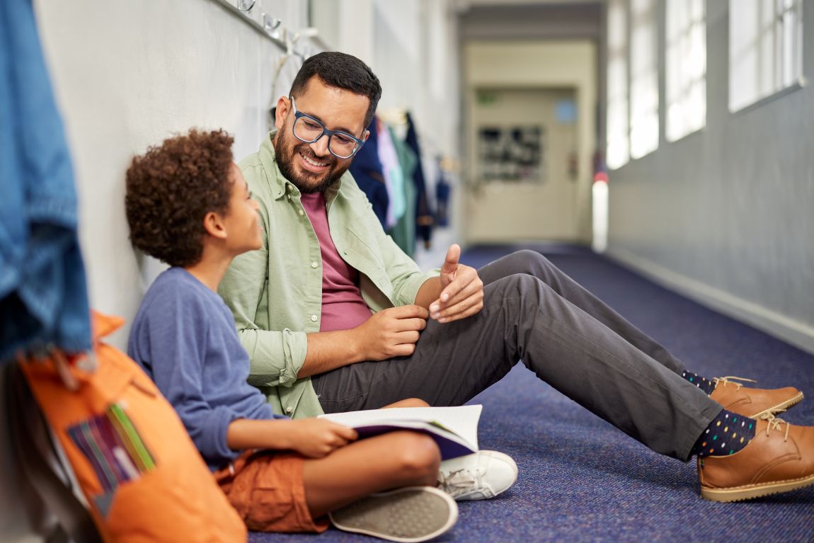 tonsillitis-symptoms man sitting talking with child